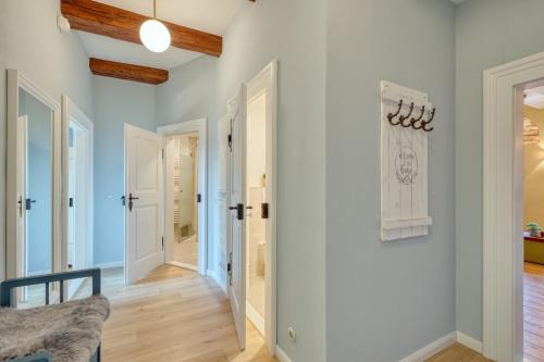 a hallway with white walls and wooden ceilings at Ferienwohnungen Steinweg 61 in Quedlinburg