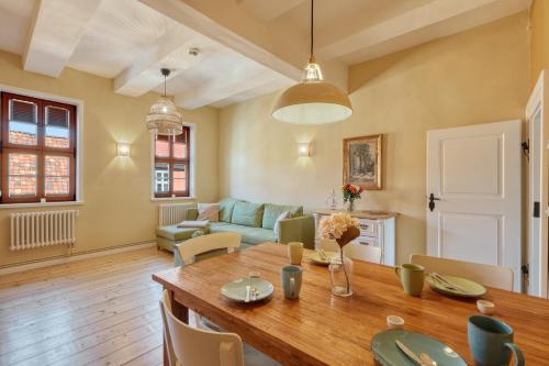 a living room with a table and a couch at Ferienwohnungen Steinweg 61 in Quedlinburg