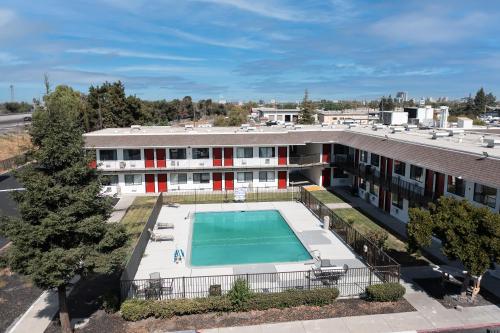Bazén v ubytování Econo Lodge Stockton near I-5 Fairgrounds nebo v jeho okolí
