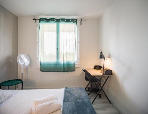 une chambre avec un lit, un bureau et une fenêtre dans l'établissement Le Gatsby - Chambre 3 - Prox Hypercentre, à Troyes