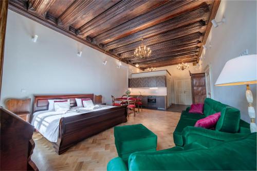 Кровать или кровати в номере Apartamenty pod Jagnięciem - Rynek Główny