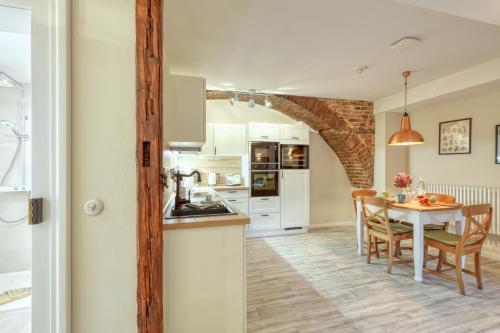 a kitchen and dining room with a table and chairs at Ferienwohnungen Steinweg 61 in Quedlinburg