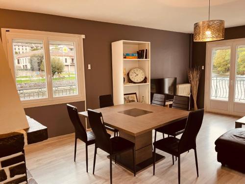 une salle à manger avec une table et des chaises dans l'établissement Maison sur les bords de Cere, Laroquebrou, balcon terrasse 3 chambres, à Laroquebrou