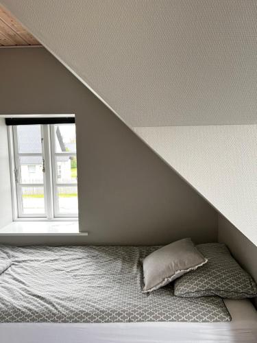a bedroom with a bed and a window at Jerup Bed & Breakfast in Jerup