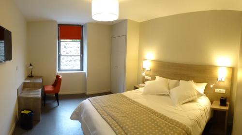 Un pat sau paturi într-o cameră la Parc Hôtel Pompadour