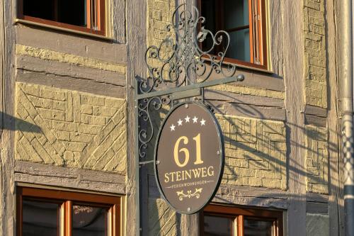 a sign on the side of a building at Ferienwohnungen Steinweg 61 in Quedlinburg