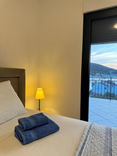 Schlafzimmer mit einem Bett und Blick auf einen Balkon in der Unterkunft Apartman Vitanov in Vinišće