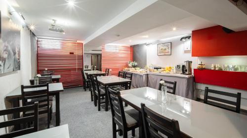 Η κουζίνα ή μικρή κουζίνα στο Hotel Delta