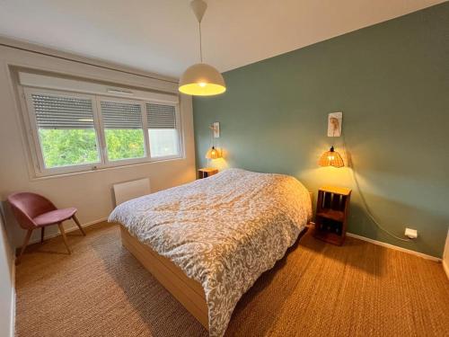 une chambre avec un lit et un mur végétal dans l'établissement Le Juliette 23 - T3 lumineux, à Bourg-en-Bresse