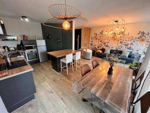 Il comprend une cuisine et un salon avec une table à manger. dans l'établissement Le Juliette 23 - T3 lumineux, à Bourg-en-Bresse