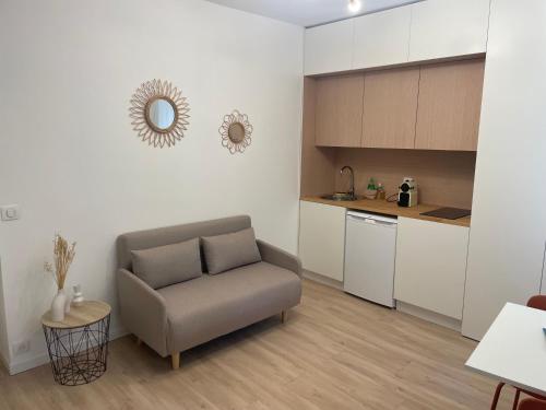 un salon avec un canapé et une cuisine dans l'établissement Studio Villefranche, à Villefranche-sur-Mer