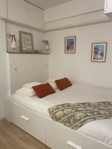 - une chambre blanche avec un grand lit et des armoires blanches dans l'établissement Studio Villefranche, à Villefranche-sur-Mer