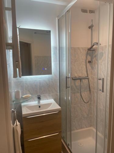 une salle de bain avec une douche, un lavabo et un miroir dans l'établissement Studio Villefranche, à Villefranche-sur-Mer
