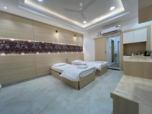 Una cama o camas en una habitación de MVT Guesthouse & Restaurant