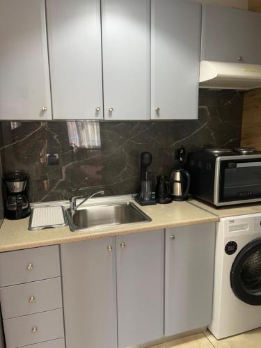 Central1ModernApartmentFreeParkingにあるキッチンまたは簡易キッチン