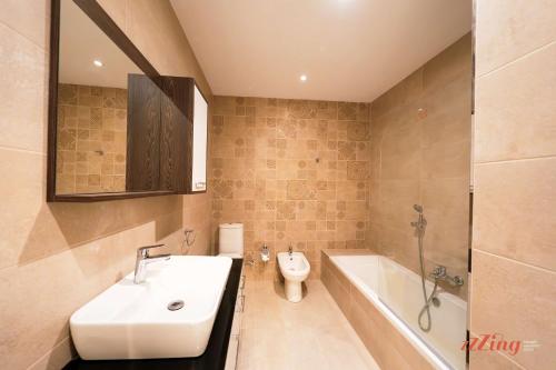Ένα μπάνιο στο Elegant Chic Getaway in Picturesque Għargħur
