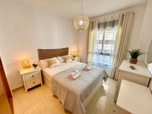 Posteľ alebo postele v izbe v ubytovaní GATU El Arrecife - Apartamento a 2 minutos de la playa en El Puerto de Santamaría , Preferente mayores de 25 años y familias