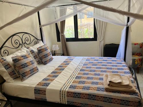 Postel nebo postele na pokoji v ubytování Magnifica Villa en corazón de Saly ! con piscina