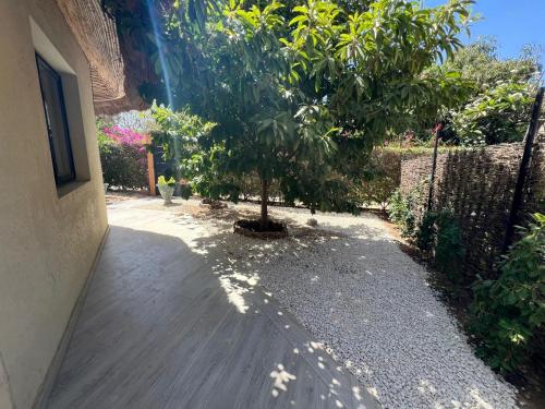 Zahrada ubytování Magnifica Villa en corazón de Saly ! con piscina