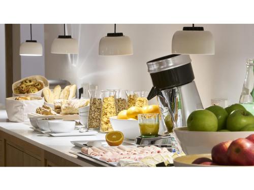 - un comptoir de cuisine avec un paquet de nourriture dans l'établissement 9Hotel Republique, à Paris