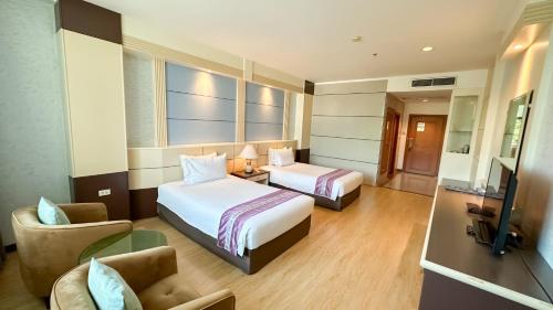 Postel nebo postele na pokoji v ubytování Siamgrand Hotel