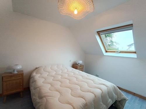 une chambre avec un lit et une fenêtre dans l'établissement Maison avec WIFI jardin à 480m de la plage à Ploumanac'h PERROS-GUIREC - Réf 315, à Perros-Guirec