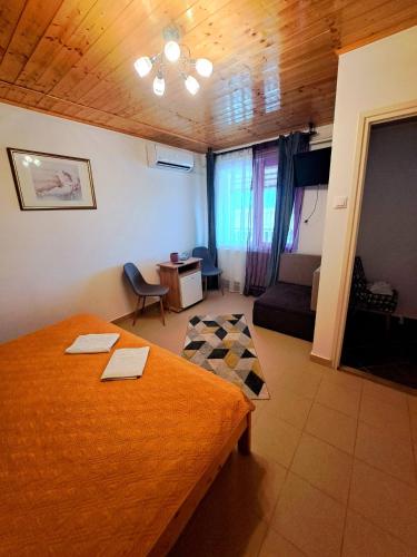 Un dormitorio con una cama y una sala de estar. en Csodarét Kúria, en Mórahalom