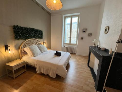 une chambre avec un grand lit et une télévision dans l'établissement L Excellence, Joli T3 Bourgeois, à Carcassonne