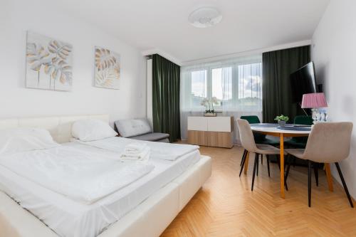 Śląska Pleasant Studios by BookingHost