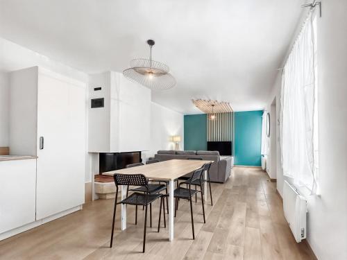 une salle à manger et un salon avec une table et des chaises dans l'établissement Jardin Privé et Déco Moderne à Vichy, à Vichy