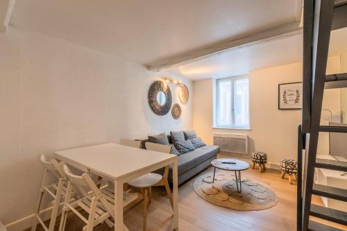 un salon avec un canapé et une table dans l'établissement Appartement dans un quartier vivant du Vieux-Lille, à Lille