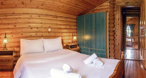 a bedroom with a bed in a log cabin at Mountain Escape Chalet in Karpenision