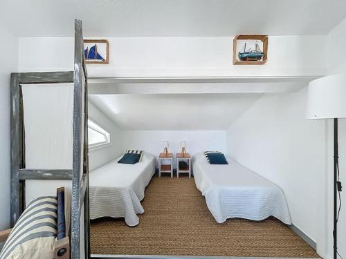 Cette chambre comprend deux lits, une table et un lit. dans l'établissement 3476-Appartement piscine à 800m de la mer, à Argelès-sur-Mer