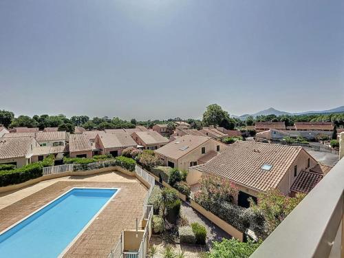 une vue aérienne d'une maison avec piscine dans l'établissement 3476-Appartement piscine à 800m de la mer, à Argelès-sur-Mer