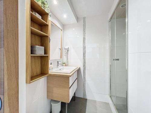 une salle de bain blanche avec un lavabo et une douche dans l'établissement 3476-Appartement piscine à 800m de la mer, à Argelès-sur-Mer