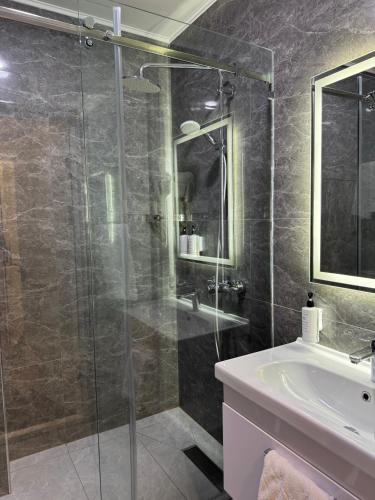 Ванная комната в Garnet Mir Hotel
