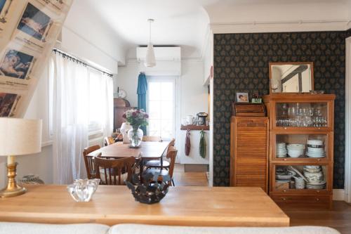 - un salon avec une table à manger et une salle à manger dans l'établissement Bright apartment with terrace - Roland Garros, à Boulogne-Billancourt