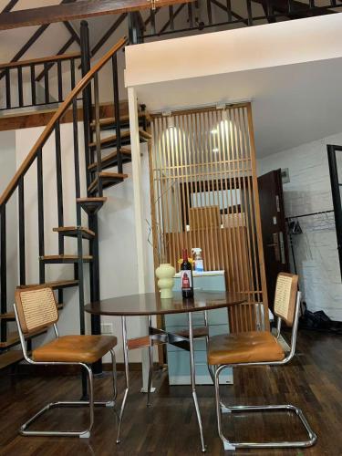 Shanghai Historical Forest Cabin loft With Balcony at second floor near middle Huaihai roadにあるシーティングエリア