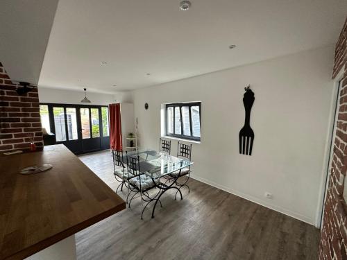 - un salon avec une table en verre et une salle à manger dans l'établissement Maison 4 chambres avec jardin, à Mont-de-Marsan