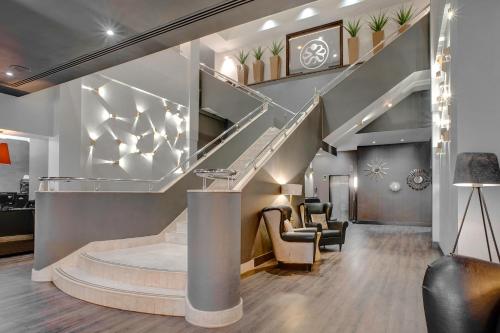 クローリーにあるSandman Signature London Gatwick Hotelの階段と階段があるロビー