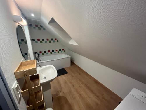 une petite salle de bain avec un lavabo et un miroir dans l'établissement Le Saint-Georges, à Angers