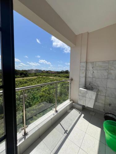 モンバサにあるShanzu Creek Two Bedroom Ocean Viewの大きな窓のあるバルコニー付きのバスルーム