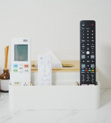 a remote control and other electronic devices on a table at 東京リリアルホテル501 in Tokyo