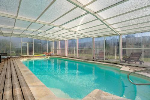 une piscine intérieure avec un plafond ouvert dans l'établissement Ile Madame, à Saint-Simon-de-Bordes