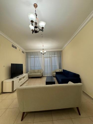 Una televisión o centro de entretenimiento en Ocean View Luxury Suites
