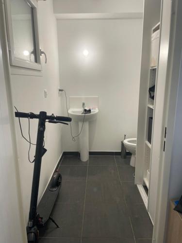 une petite salle de bain avec un lavabo et des toilettes dans l'établissement Appartement type T2, à Neuilly-Plaisance
