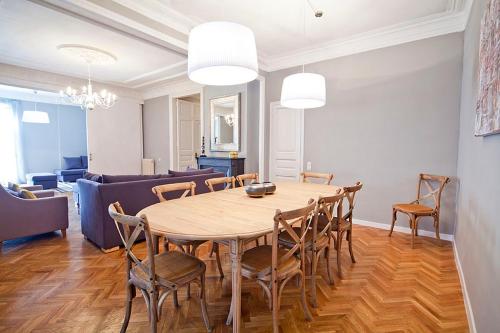 una sala da pranzo con tavolo e sedie di Friendly Rentals Caliu a Barcellona