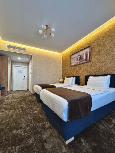 Кровать или кровати в номере Garnet Mir Hotel
