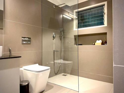 un bagno con wc e doccia in vetro di Sukoon - 1BHK Villa, Yelagiri a Yelagiri