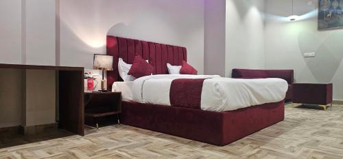 Postel nebo postele na pokoji v ubytování Hotel K9 Regency sirsa